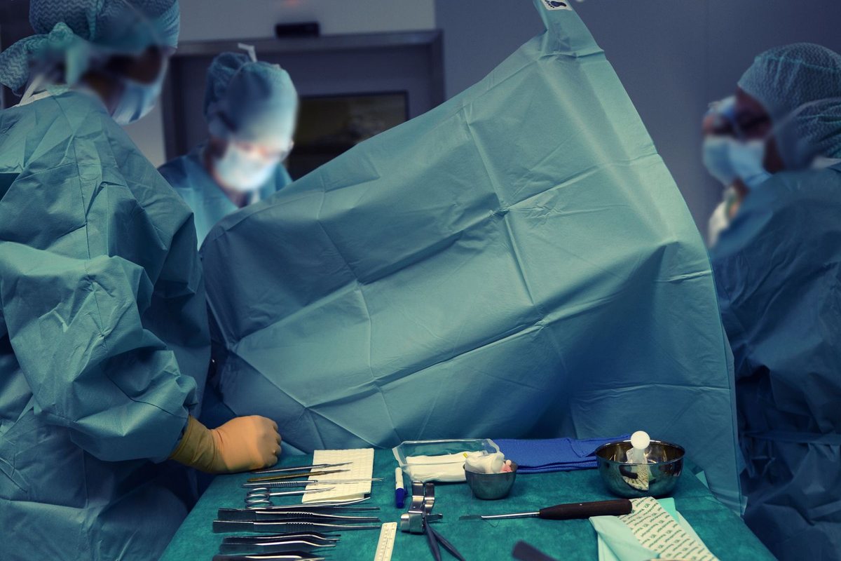 Robotik salvage prostatektomi uygulayan ameliyat ekibi